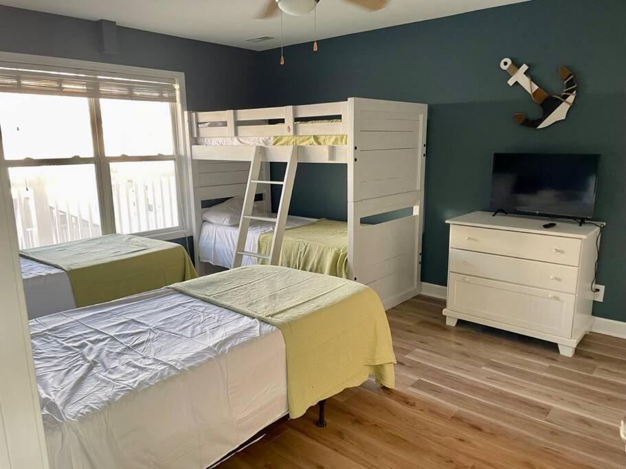 3 Bedroom Condo, Ocean Views & Short Walk To Beach! Oak Island Exteriör bild