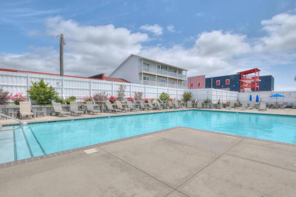 3 Bedroom Condo, Ocean Views & Short Walk To Beach! Oak Island Exteriör bild